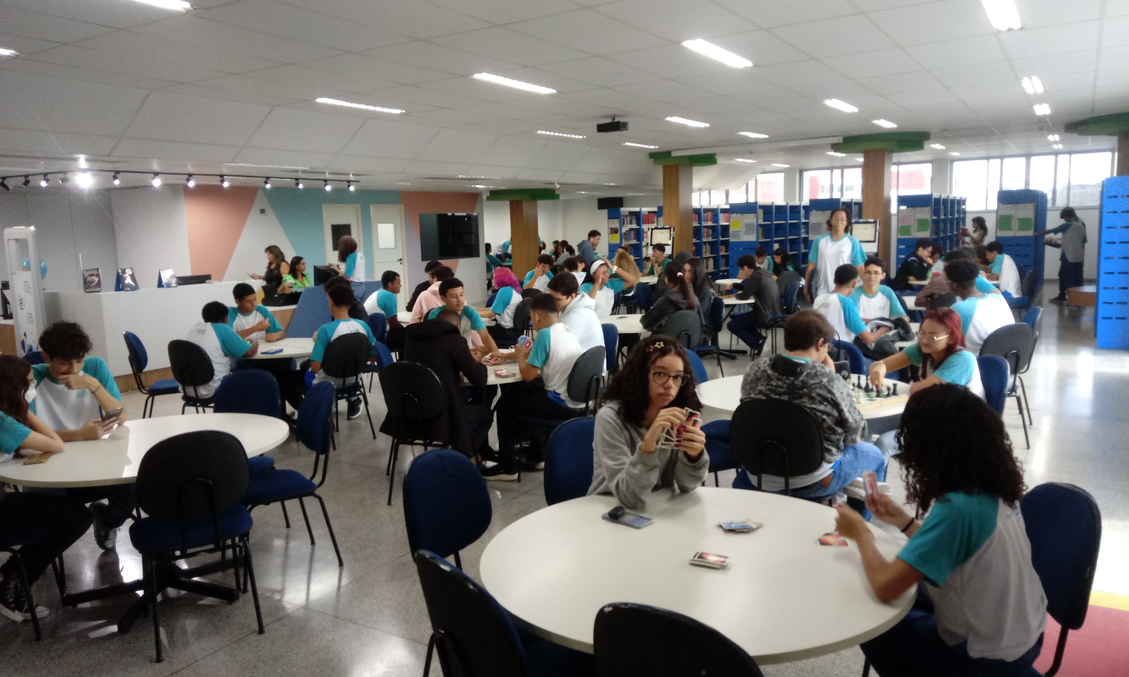 Estudante jogando no salão da biblioteca