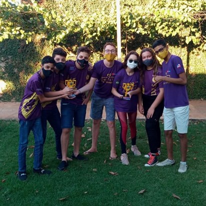 a equipe Midas com seus troféus